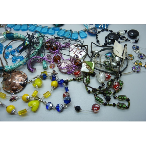 922 - Murano and other glass jewellery