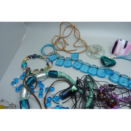 922 - Murano and other glass jewellery