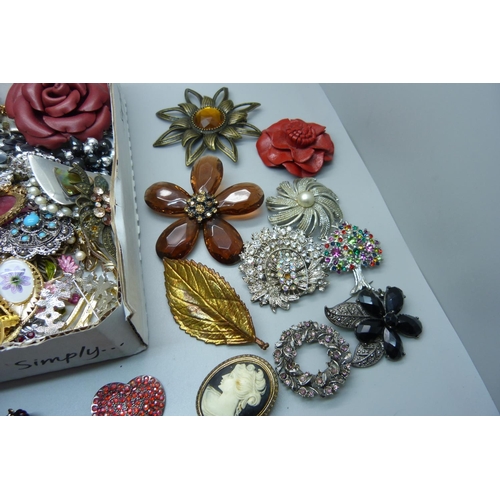 925 - Costume brooches