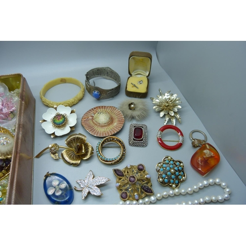 926 - Costume jewellery