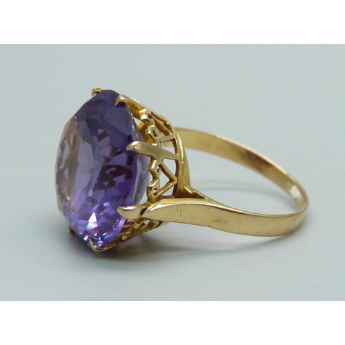 930 - A yellow metal and colour change stone set ring, (tests as 18ct gold), 5.1g, J, continental control ... 