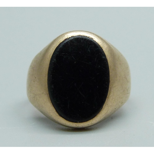 935 - A yellow metal and onyx ring, (tests as 9ct gold), 3.5g, I