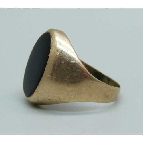 935 - A yellow metal and onyx ring, (tests as 9ct gold), 3.5g, I