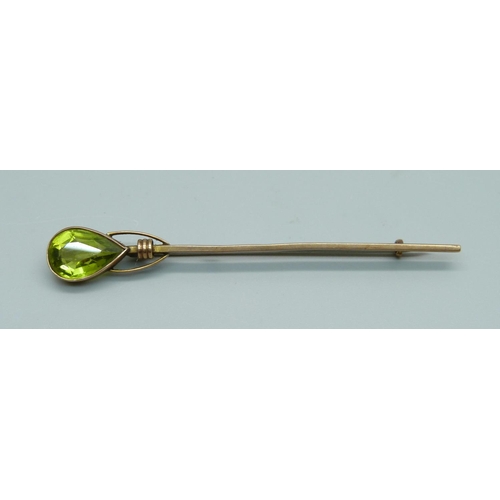 937 - A 9ct gold and peridot brooch, 3.1g with metal pin, 74mm