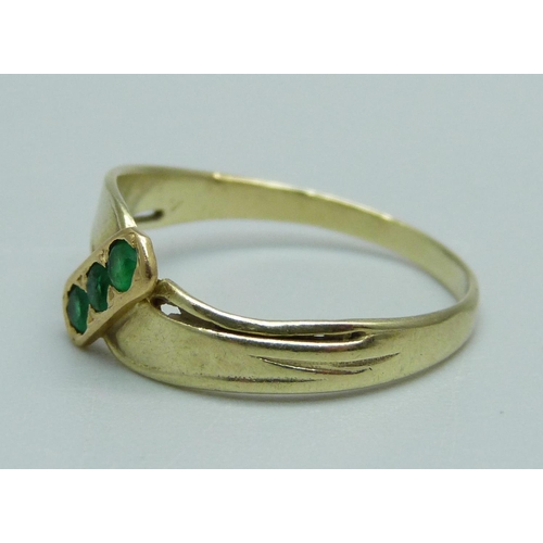 938 - A 585 14ct gold, emerald three stone ring, 1.8g, N