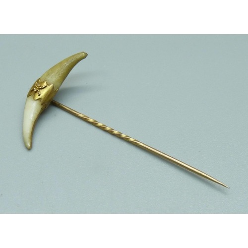 940 - A Victorian yellow metal set pin, total weight 1.7g