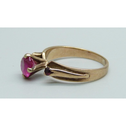 947 - A 9ct gold and red stone solitaire ring, 2g, K