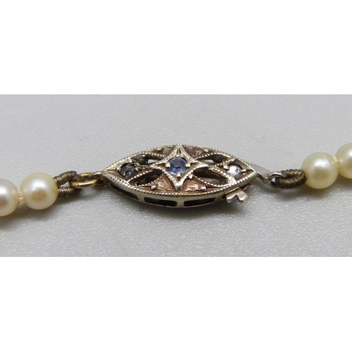 949A - A string of pearls with 9ct white gold clasp