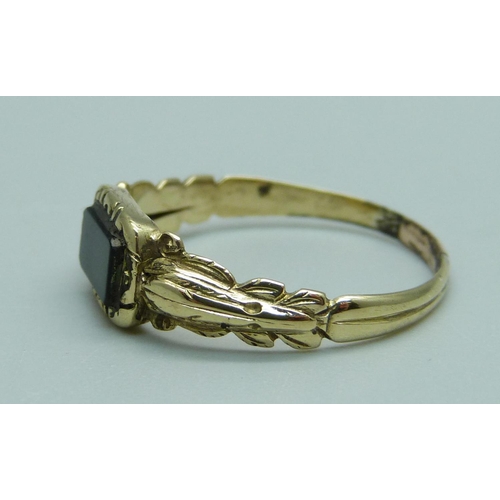 958 - A yellow metal and onyx ring, 2.1g, S