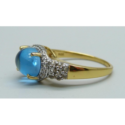 963 - A silver gilt and blue cabochon set ring, S