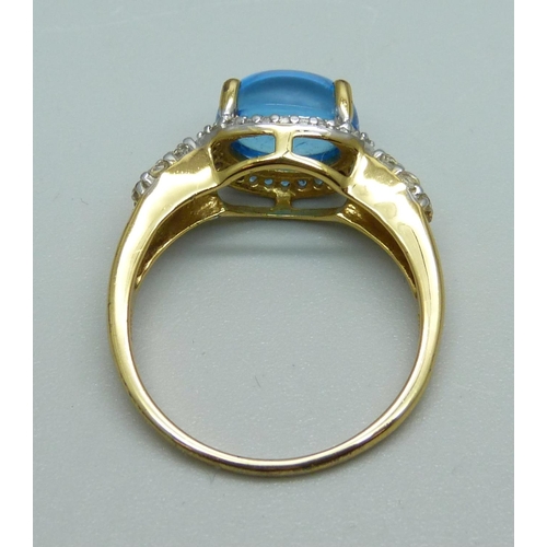 963 - A silver gilt and blue cabochon set ring, S