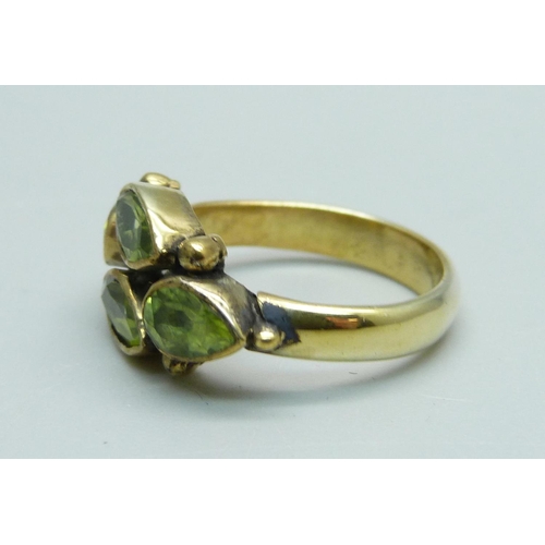 968 - A silver gilt and peridot ring, N