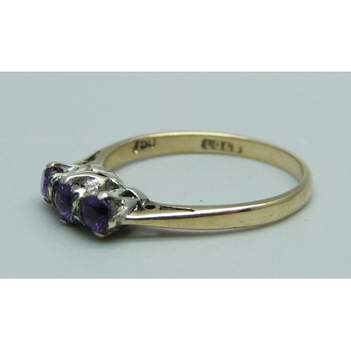 970 - A 9ct gold and amethyst trilogy ring, 1.6g, L