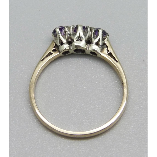 970 - A 9ct gold and amethyst trilogy ring, 1.6g, L