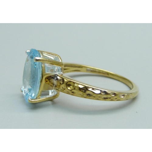 972 - A silver gilt and large blue topaz solitaire ring, Q