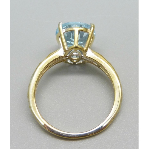 972 - A silver gilt and large blue topaz solitaire ring, Q