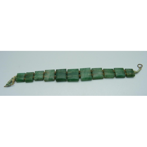 993 - A jade bracelet, 19cm