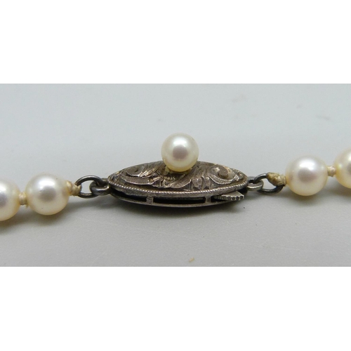 995 - A pearl necklace with silver clasp