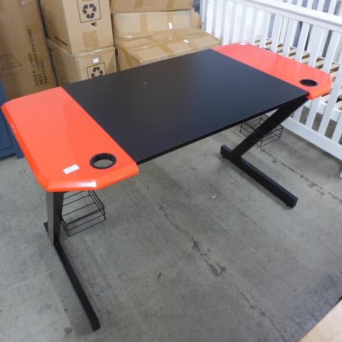 1589 - A Slade gaming desk