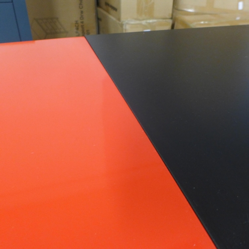 1589 - A Slade gaming desk