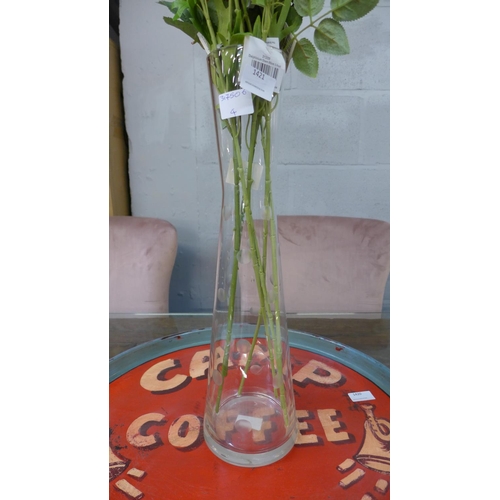 1421 - A tall glass vase with flower bundle