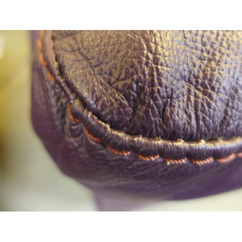 1584 - A purple leather chaise