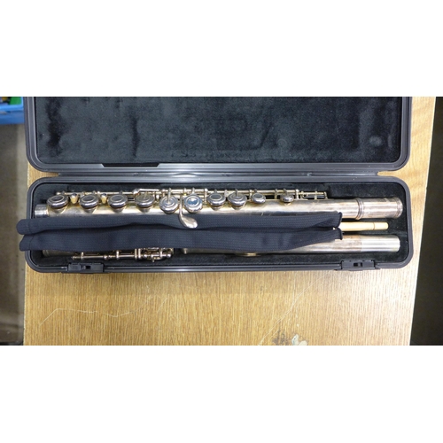 2096 - 2 Yamaha flutes in boxes