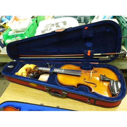 2097 - 2 Violins in cases