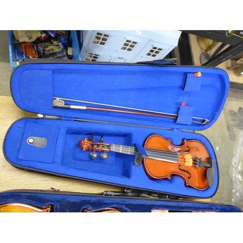 2097 - 2 Violins in cases