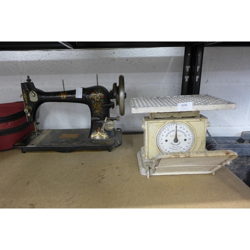 2098 - Set of vintage scales and vintage sewing machine