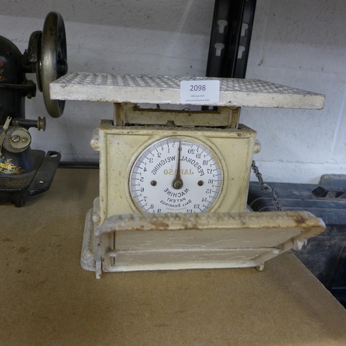 2098 - Set of vintage scales and vintage sewing machine