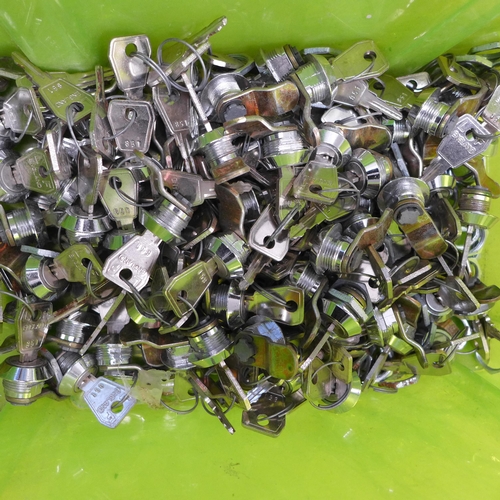 2113 - Approx  70 Cabinet locks and keys