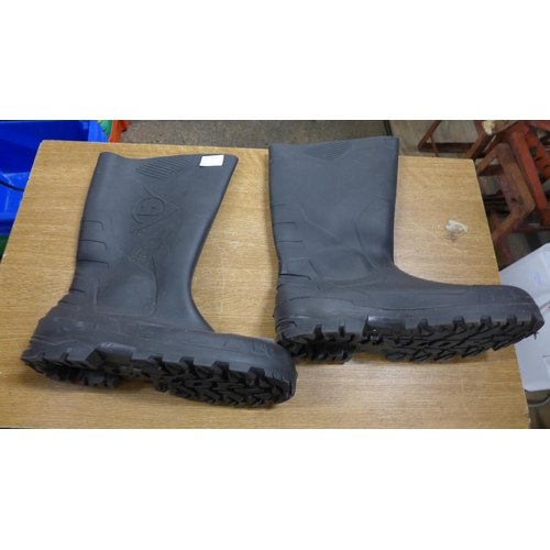 2336 - Dunlop Wellington boots - unused - size 12