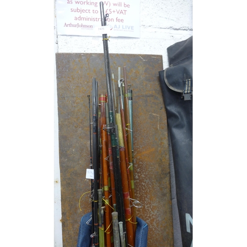 2425 - Approx. 20 vintage fishing rods & box of reels