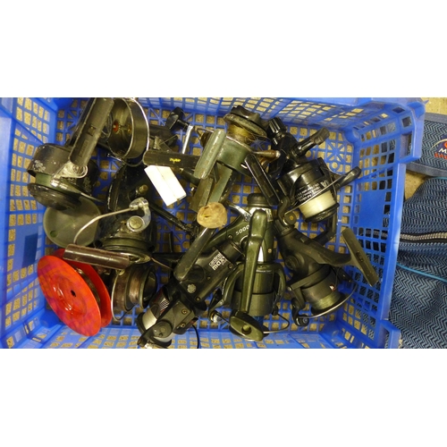 2425 - Approx. 20 vintage fishing rods & box of reels