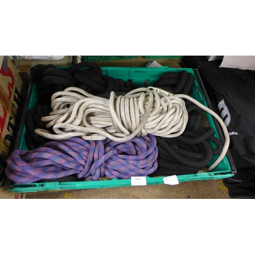 2432 - Tray of assorted climbing rope