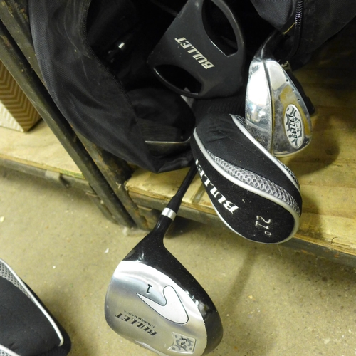 2440 - 2 Golf bags with some clubs: Tour Junior and Bullet