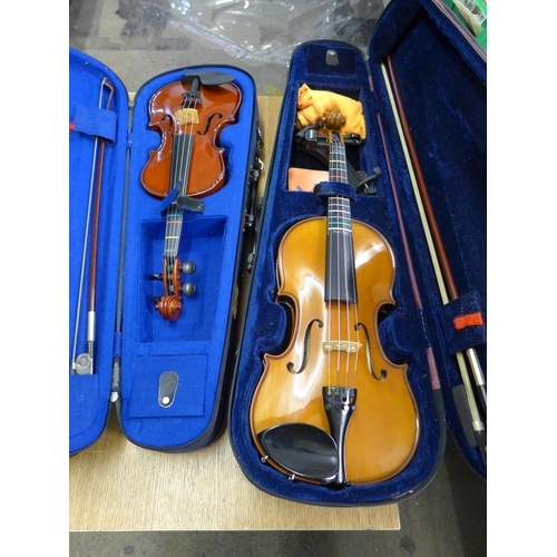 2097 - 2 Violins in cases