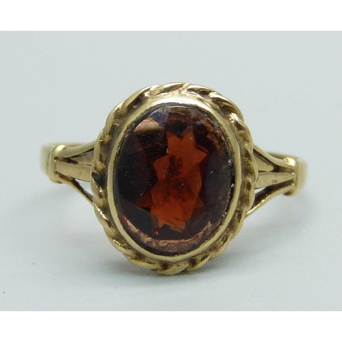 1000 - A 9ct gold and oval garnet set ring, 2.2g, R