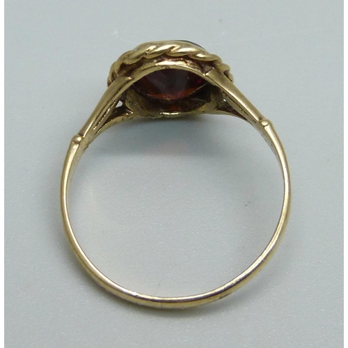 1000 - A 9ct gold and oval garnet set ring, 2.2g, R