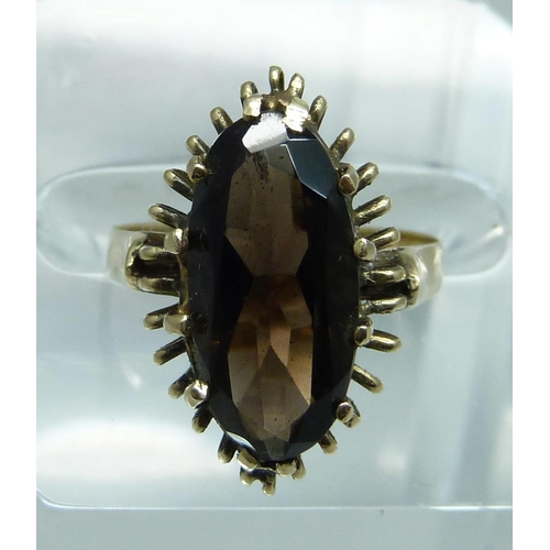 1001 - A 9ct gold and smoky quartz ring, 3.2g, M