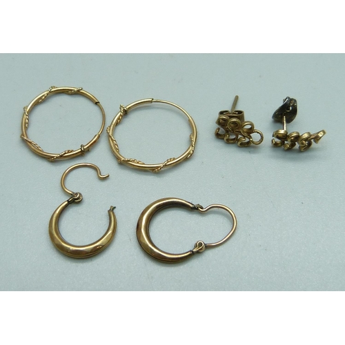 1007 - Three pairs of 9ct gold earrings, 2.8g, one a/f