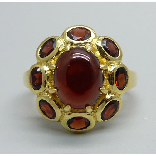 1009 - A silver gilt and garnet Midas ring, Q, with certificate