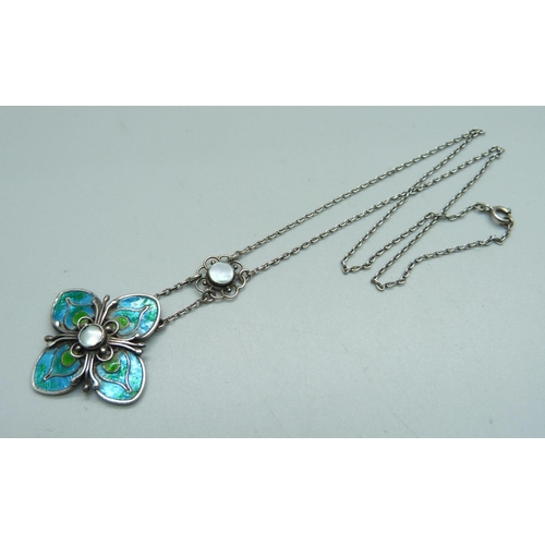 1010 - A 900 silver, enamel and pearl necklet, centre pearl a/f