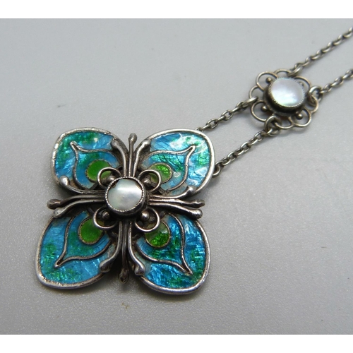 1010 - A 900 silver, enamel and pearl necklet, centre pearl a/f