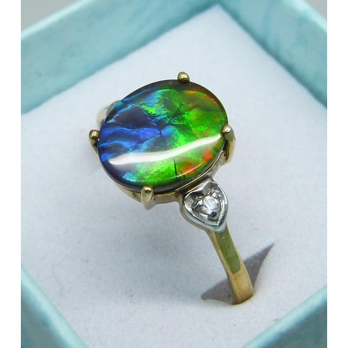 1015 - A 9ct gold, ammolite and zircon ring, 2.2g, U, with certificate