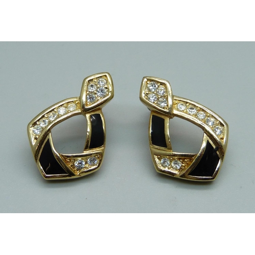 1022 - A pair of Christian Dior earrings