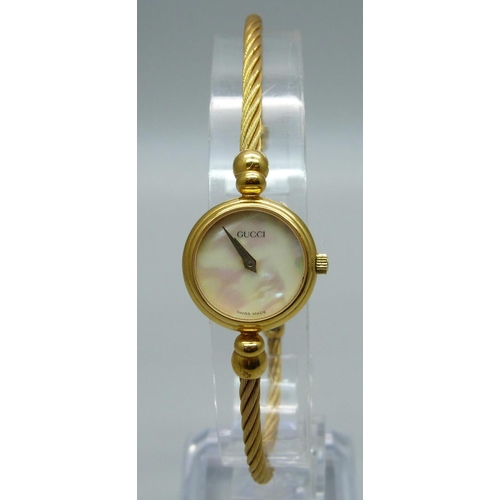 1027 - A lady's Gucci wristwatch