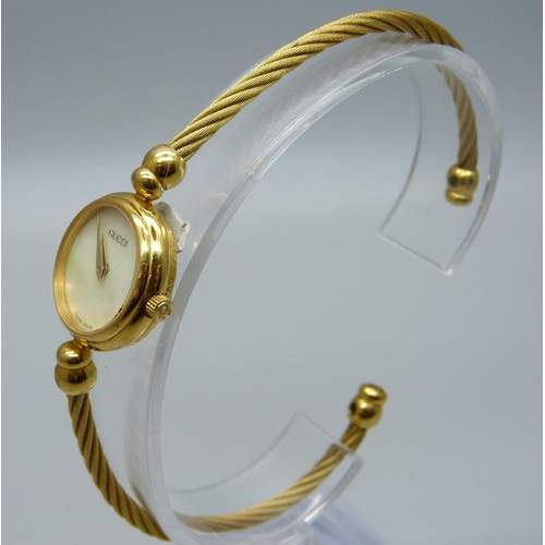 1027 - A lady's Gucci wristwatch