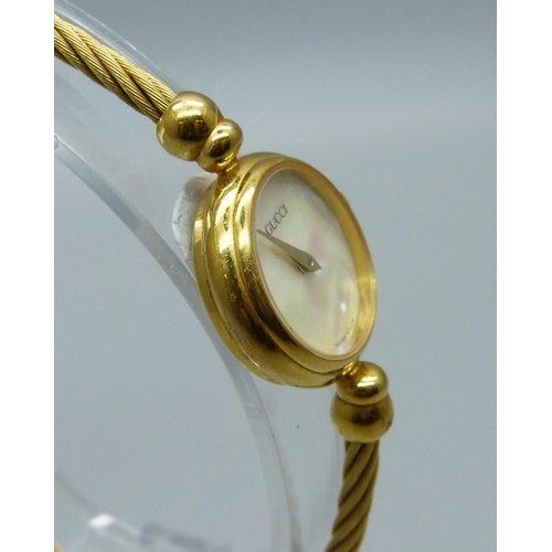 1027 - A lady's Gucci wristwatch